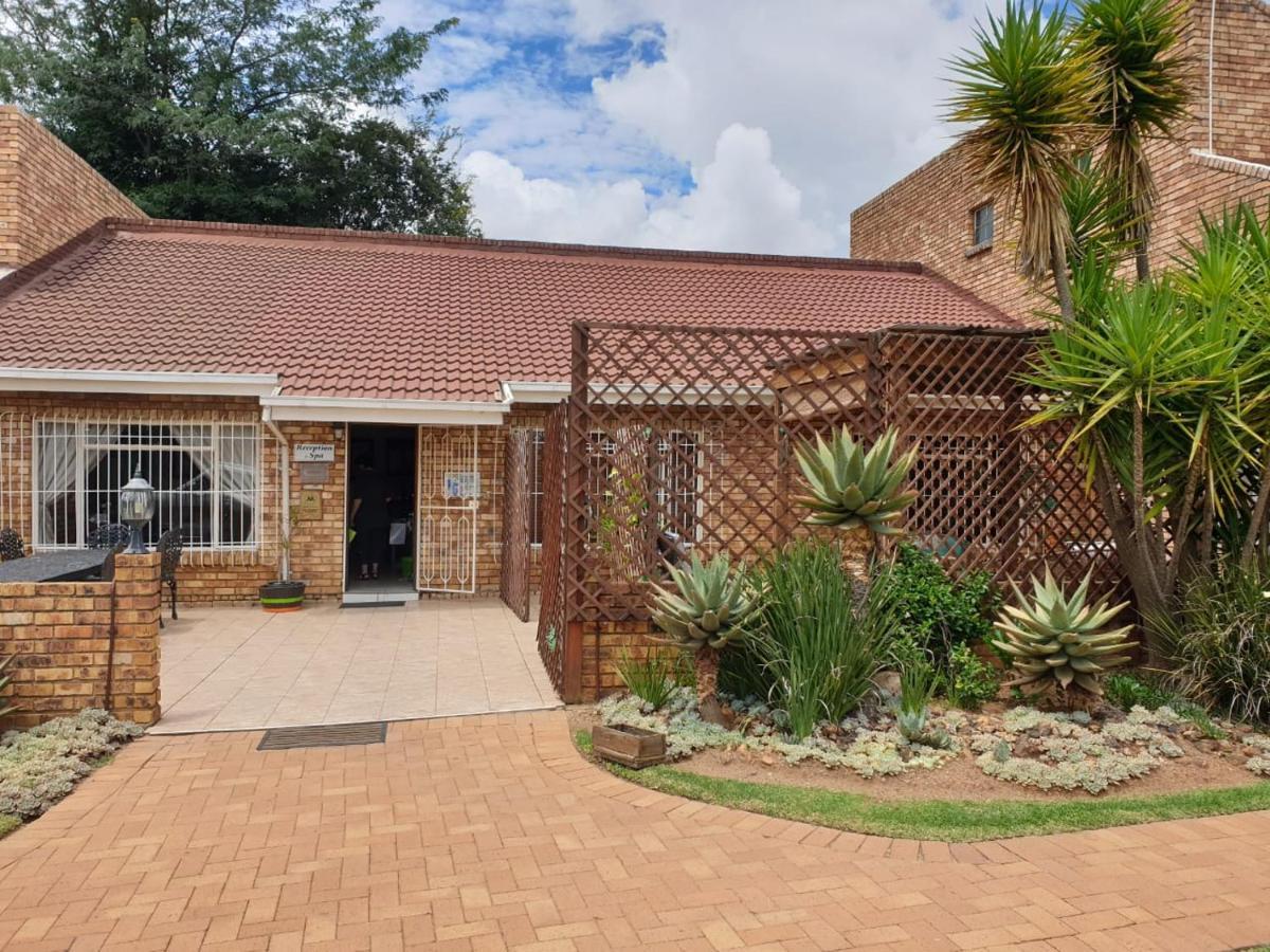 The Lazy Grape Guest Lodge & Spa Benoni Exterior foto