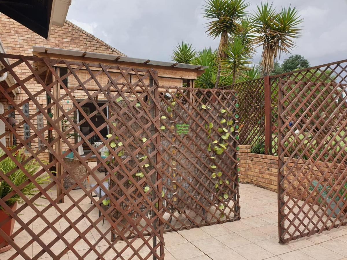 The Lazy Grape Guest Lodge & Spa Benoni Exterior foto