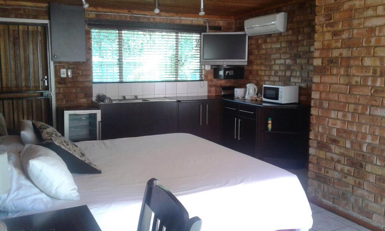 The Lazy Grape Guest Lodge & Spa Benoni Exterior foto